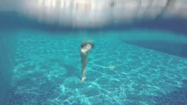 Смішний чоловік робить божевільні танцюючі рухи під водою, басейн
 - Кадри, відео