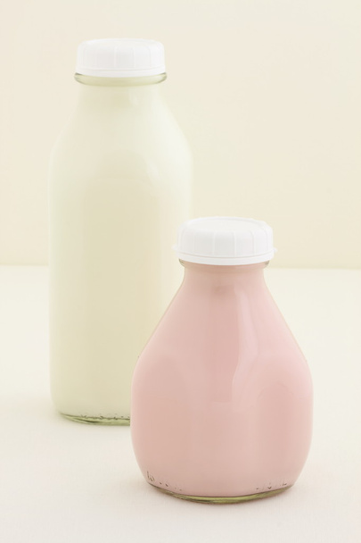 Leche de fresa pinta y cuarto botella de leche
 - Foto, imagen
