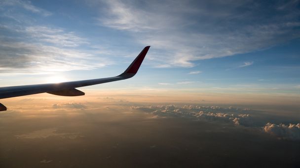 tramonto cielo forma la finestra dell'aereo
  - Foto, immagini