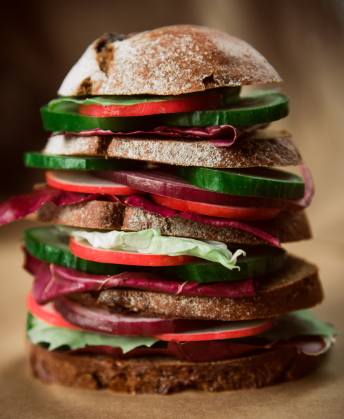 Sanduíche de centeio vegan saudável fast food com legumes frescos
 - Foto, Imagem