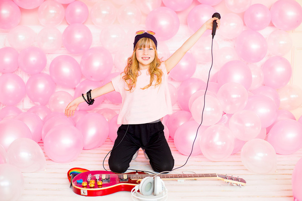 little girl with a microphone - Foto, Imagen