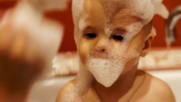 子供が風呂の泡で入浴します。 - 映像、動画