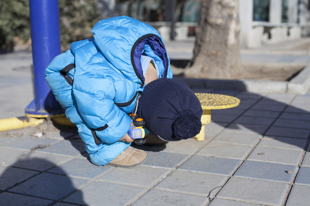 Χαριτωμένο κινεζική αγοράκι μελετώντας ένα προπονητικό εξοπλισμό σε εξωτερικούς χώρους - Φωτογραφία, εικόνα