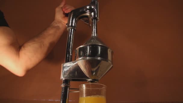preparación zumo de naranja por el exprimidor de la prensa del cromo
 - Imágenes, Vídeo