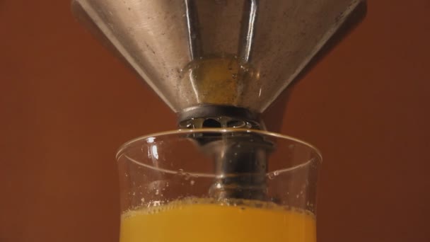 készítmény narancs juice által chrom sajtó gyümölcscentrifuga - Felvétel, videó