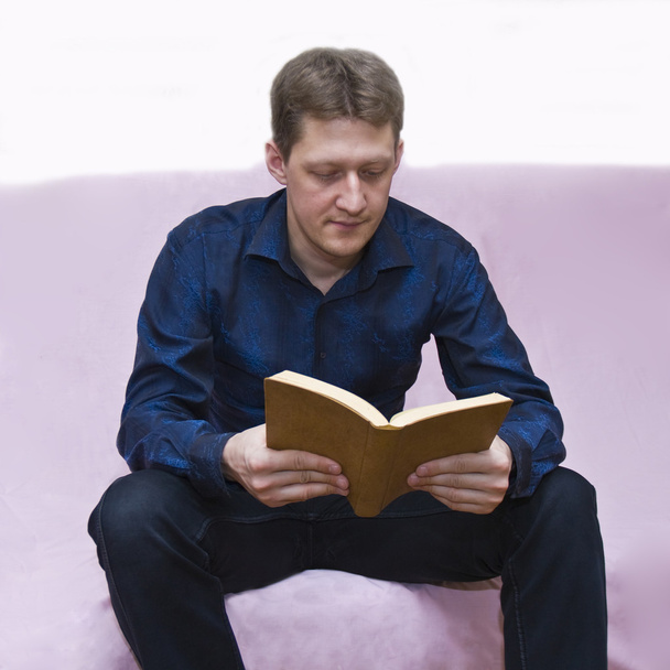 Young man reading - Foto, Bild