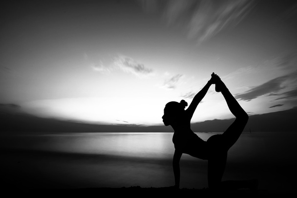 donna che fa yoga al tramonto - Foto, immagini