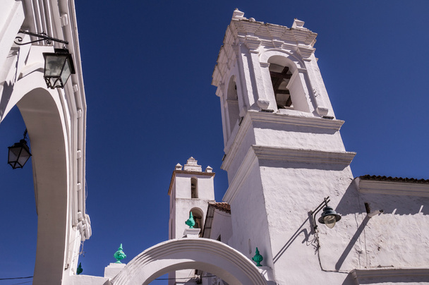 Сукре, Болівії в вересня 2015: красиві білі історичних церков та будинків столиці Bolivias є популярним туристичним, визначні пам'ятки і namegiving у біле місто - Фото, зображення