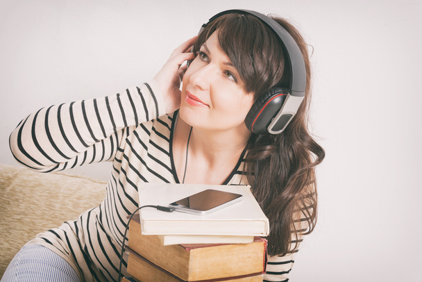 Женщина слушает аудиокнигу
 - Фото, изображение