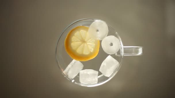 summer drink with lemon and ice on a glass surface. flatlay - Imágenes, Vídeo