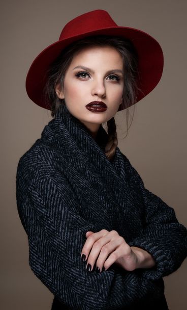Glamour portret model in hoed en jas, professionele make-up - Foto, afbeelding