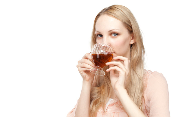 Beautiful young woman drinking tea - Zdjęcie, obraz