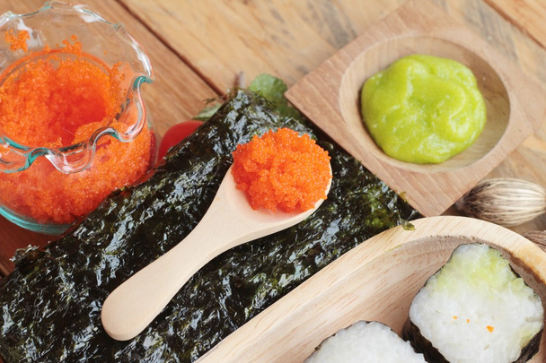 Faire rouler les sushis avec des œufs de crevettes délicieux
. - Photo, image