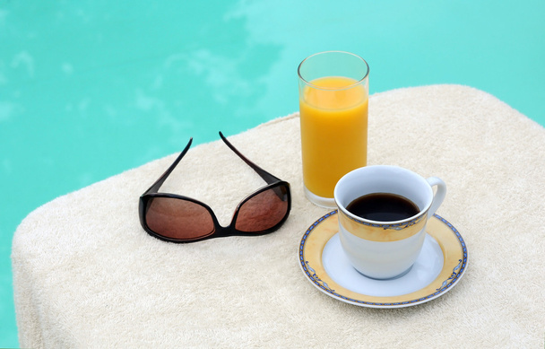 koffie, jus d'orange en zonnebril - Foto, afbeelding