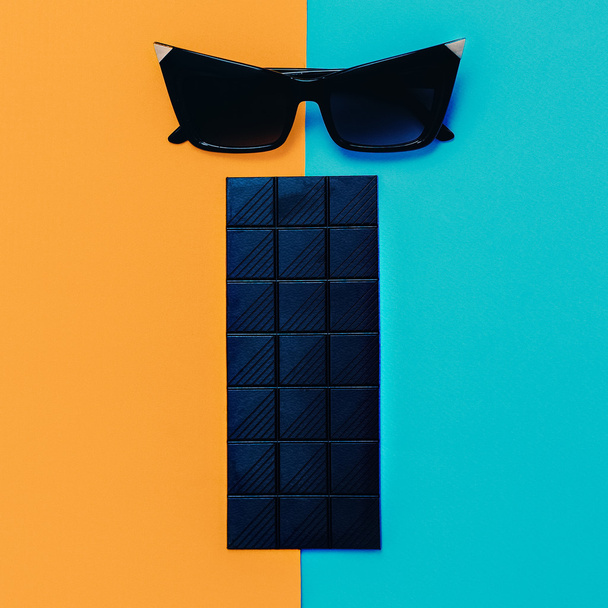 Black chocolate and stylish sunglasses. Minimalism details fashi - Foto, afbeelding