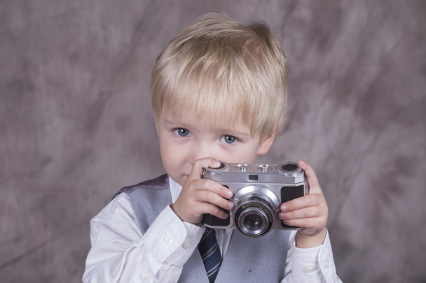 Retro kamera ile genç fotoğrafçı - Fotoğraf, Görsel