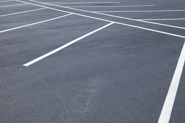 Plazas de aparcamiento vacías - Foto, imagen