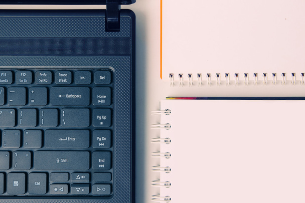 Laptop ve Notebook düz bir masa üzerine koymak - Fotoğraf, Görsel
