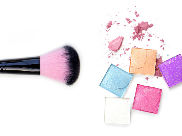Brosse de maquillage avec fards à paupières broyés colorés
 - Photo, image