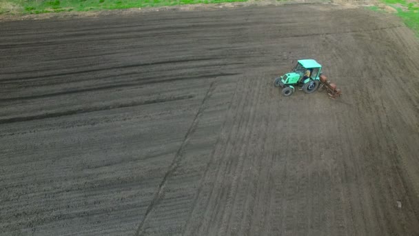Traktor v oblasti tvorby hnojivo - Záběry, video