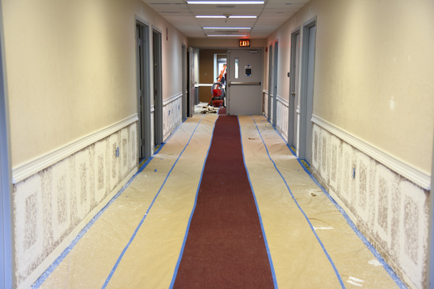 Διάδρομο που χρωματίζει παρουσιάζοντας χαρτί προστασία της κάλυψης με τάπητα - Φωτογραφία, εικόνα