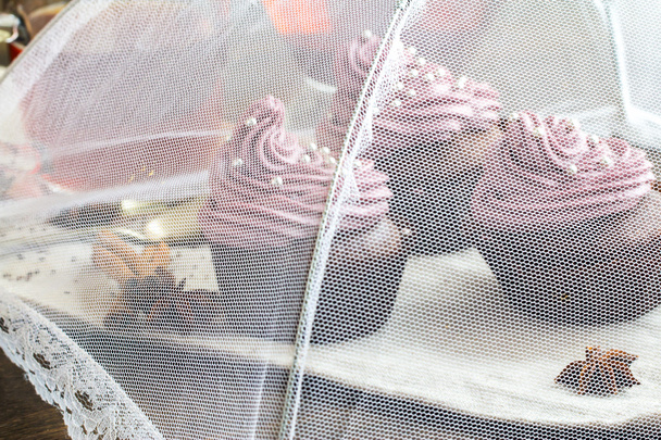 Pastelitos de chocolate decorados con crema de bayas
  - Foto, Imagen
