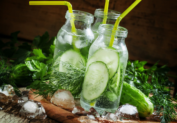 Cucumber fizzy drink with herbs and ice - Zdjęcie, obraz