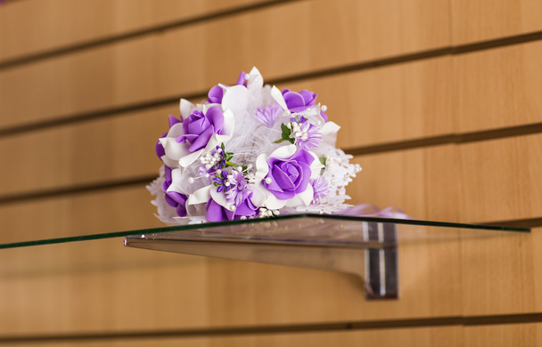 Gyönyörű lila mesterséges esküvői virágok-csokor - Fotó, kép