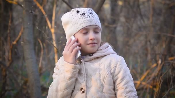 menina falando no telefone - Filmagem, Vídeo