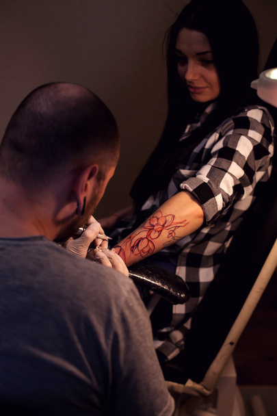 Tatuagem artista trabalha no salão
 - Foto, Imagem