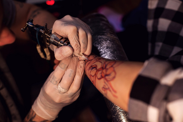 Tetovací umělec pracuje v salónu - Fotografie, Obrázek