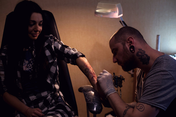 Tatuaje hace tatuaje para mujer
 - Foto, Imagen