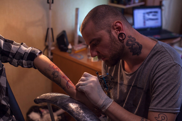 Tattooer робить татуювання для жінок - Фото, зображення