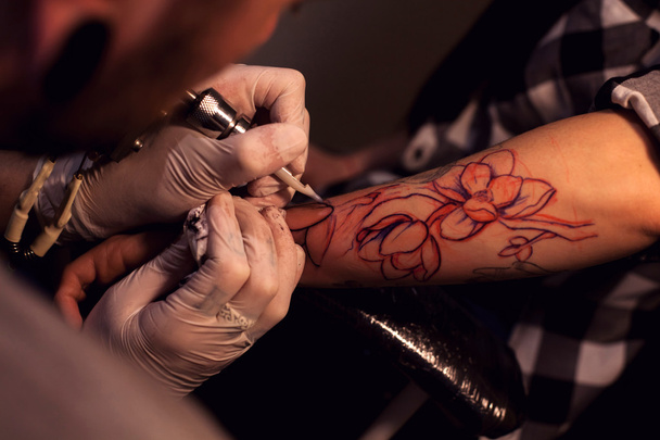 Татуировщик работает в салоне
 - Фото, изображение
