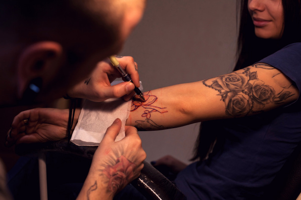 Tattooer teszi scetch - Fotó, kép