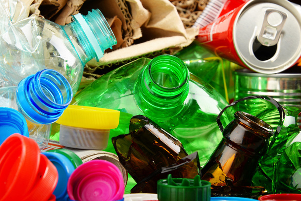 Ανακυκλώσιμα απορρίμματα από γυαλί, πλαστικό, μέταλλο και χαρτί - Φωτογραφία, εικόνα