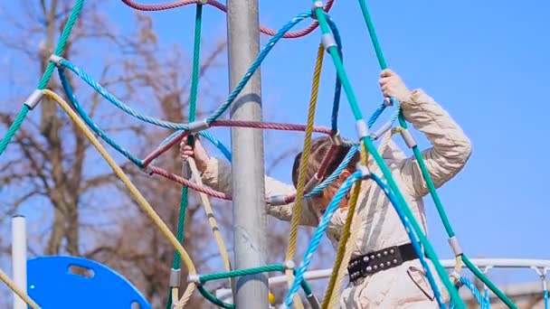 Mädchen klettert die Seile hoch - Filmmaterial, Video