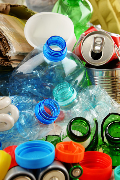 Переработанный мусор из стекла, пластика, металла и бумаги - Фото, изображение