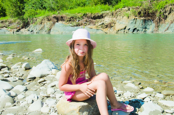 Cute little girl playing on the river - Fotoğraf, Görsel