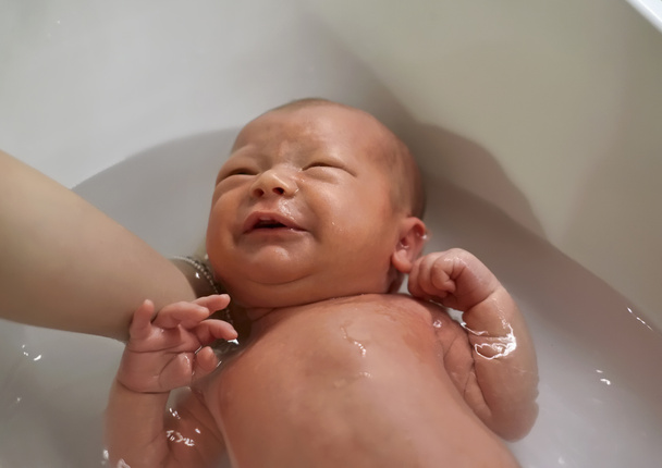 Primeiro banho de recém-nascido
 - Foto, Imagem