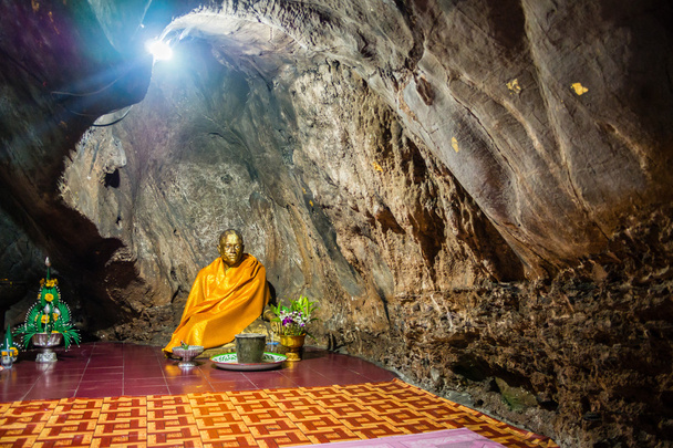 Будда в пещере
 - Фото, изображение