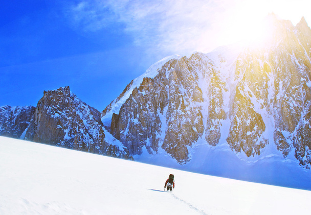 Téli alpesi túrázás. Aktív sport koncepció - Fotó, kép