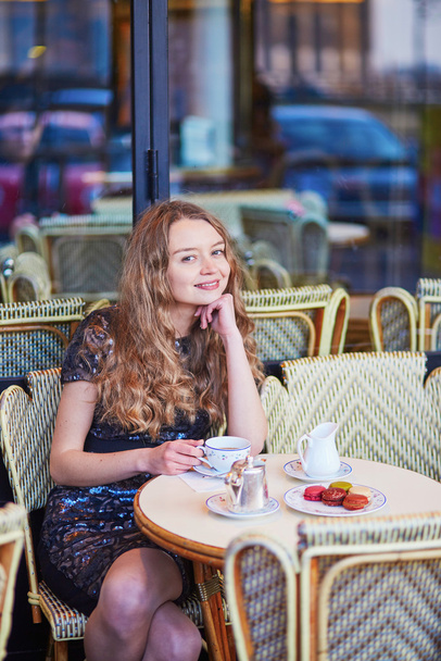 Beautiful Parisian woman in cafe - Fotoğraf, Görsel