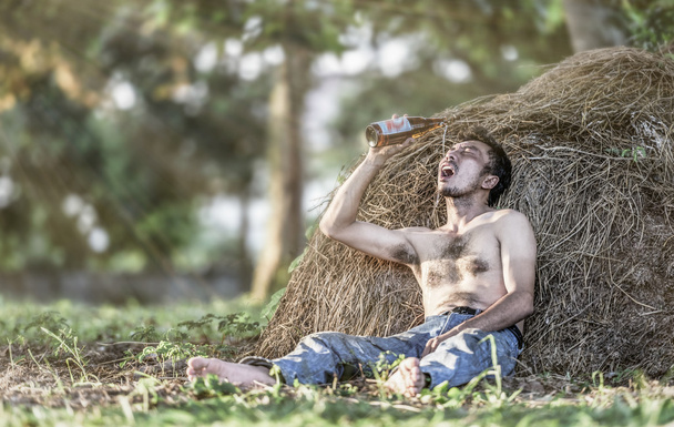 Alcoholism : Lonely and desperate drunk man - Foto, Bild