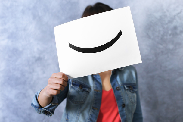 Mulher mostrando um emoticon feliz
 - Foto, Imagem