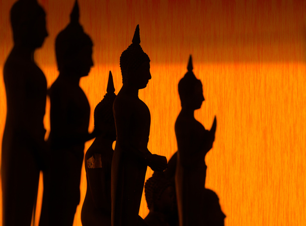 Silhouette de Bouddha versant de l'eau à la statue de Bouddha à Songkran
  - Photo, image