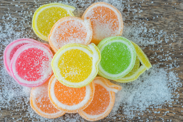 Jalea dulce, fruta sabor, postre de caramelo colorido en azúcar
. - Foto, Imagen