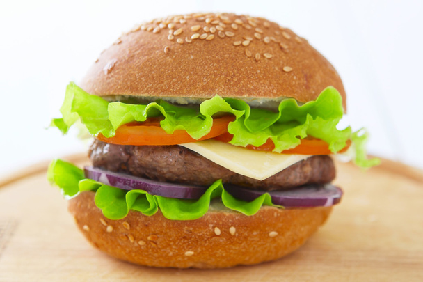 Primer plano de la hamburguesa en la superficie de madera rústica
  - Foto, Imagen