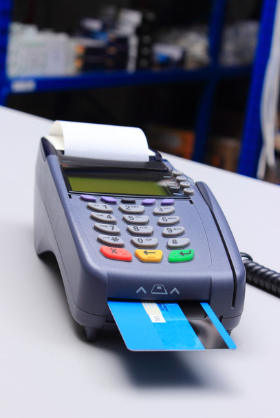 Платіжний термінал з кредитною карткою на столі в магазині
 - Фото, зображення