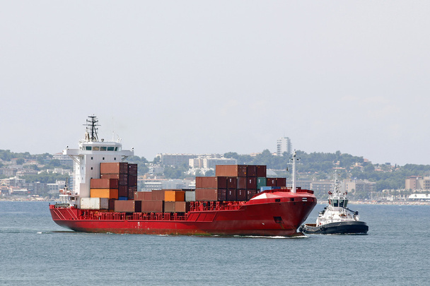 Buque de contenedores que llega al puerto
 - Foto, Imagen